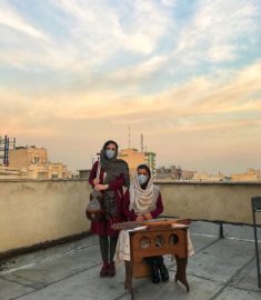 ساز زدن دو بانوی نوازنده در اعتراض به آلودگی هوا